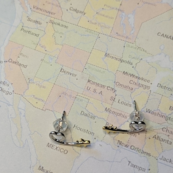 Heart and plane travel silver stud earrings - Picture 6 of 7